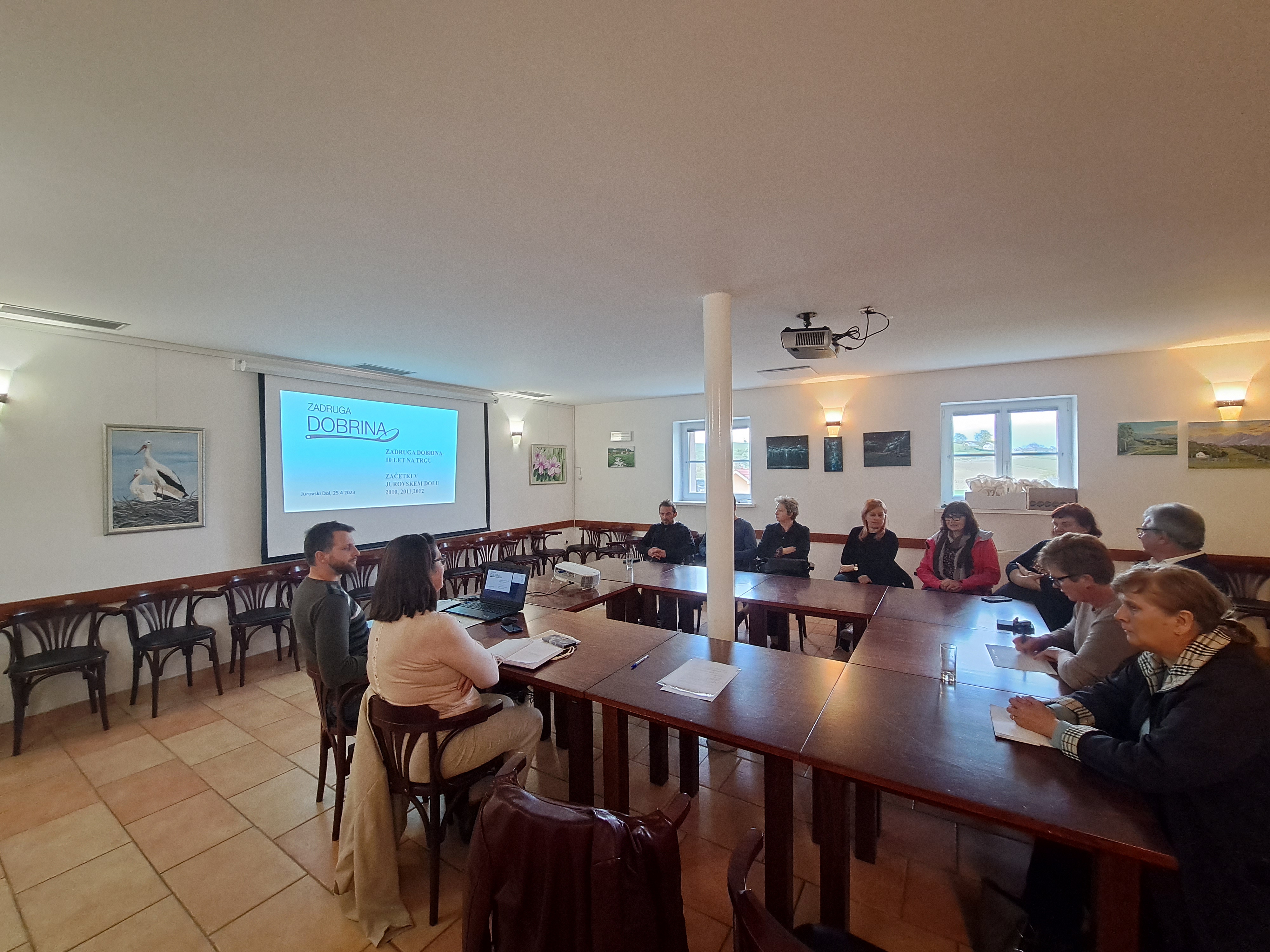 Foto Okrogla miza Zadruga Dobrina